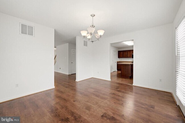 Building Photo - 2068 Stoneleigh Dr