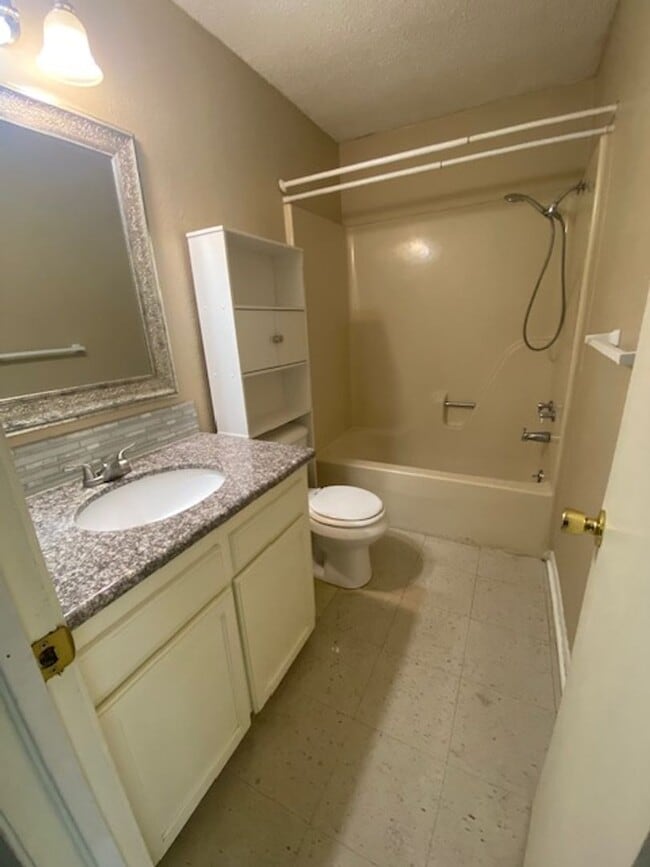 Building Photo - 3 Bed 2 Bath Home for Rent