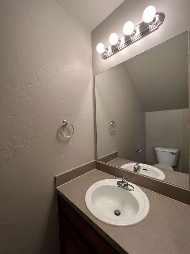 Building Photo - (3) Bed/(2.5) Bath Townhouse in Core Norma...