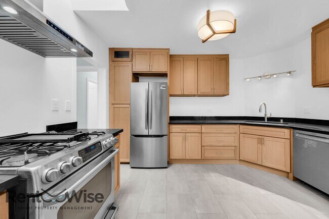 Building Photo - 824 Garfield St