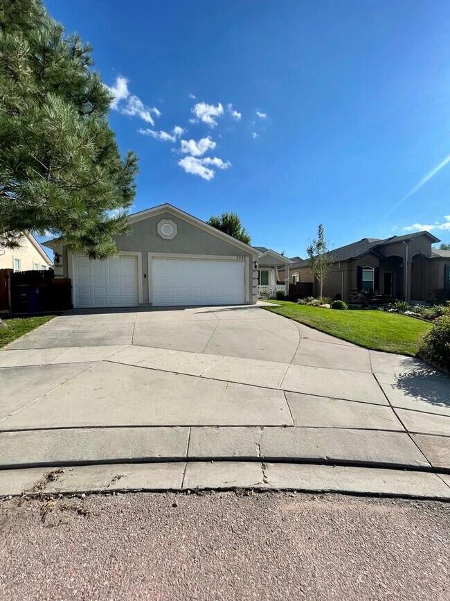 Building Photo - 4 Bed Rancher in District 20!!!