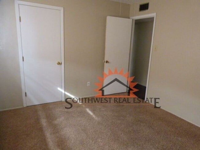 Building Photo - Cute 3 bedroom 1 bath one car garage