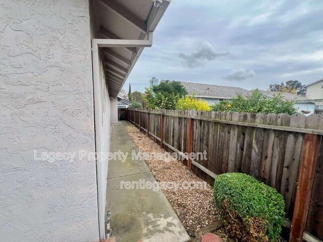 Building Photo - 1180 Camellia Ln