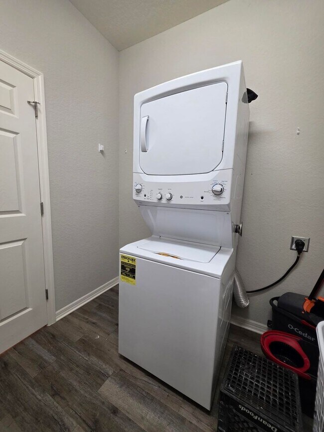 Building Photo - 4-Bedroom, 2.5-Bathroom in Lakeland