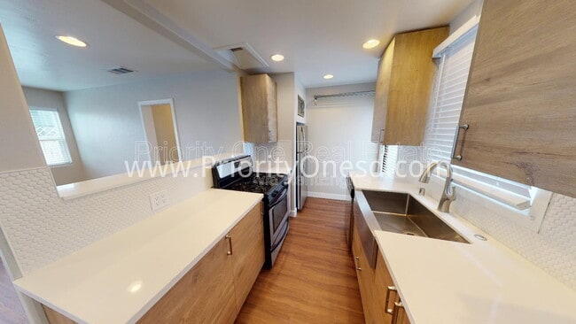 Building Photo - 4766 Bermuda Ave