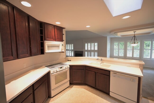 Building Photo - 2 bed + office, 2 bath, 2 car garage condo...