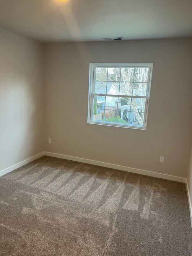 Building Photo - 4200 Ingleside Dr SE