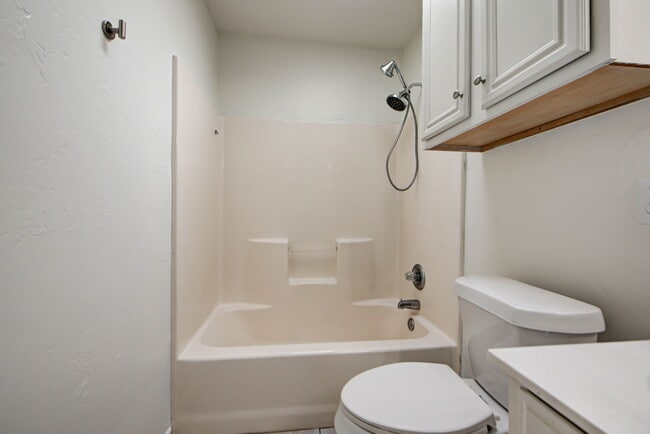 Building Photo - 608 Cavecreek St