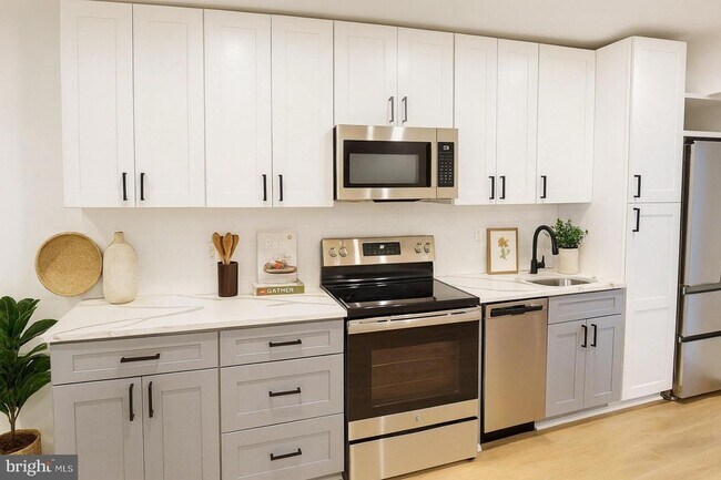 Building Photo - 1230 Penn St NE