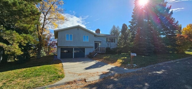 Building Photo - Newly Renovated 3Bed/2Bath Home Now Availa...