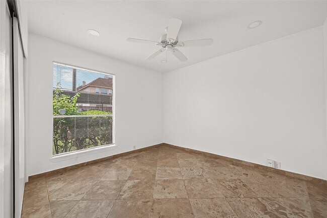 Building Photo - 3303 W Greenridge Dr