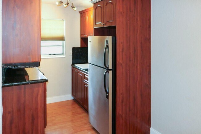 Building Photo - 427 Santander Ave