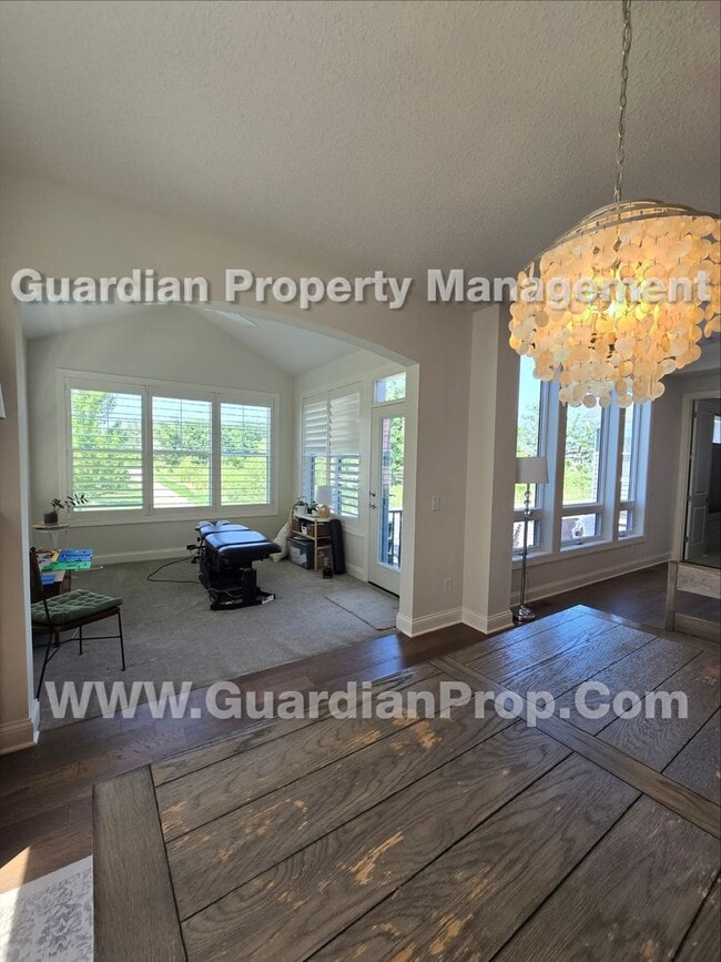 Building Photo - Chaska luxury home, Extra-large living areas, Owners suite, Walkout patio