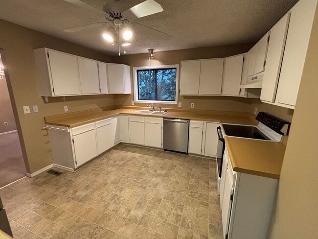 Building Photo - Westside 3 Bedroom Home in D20