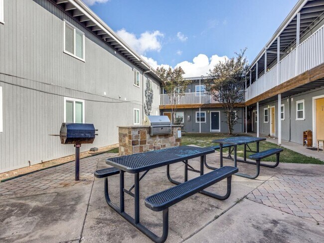 Building Photo - 2401 Manor Rd