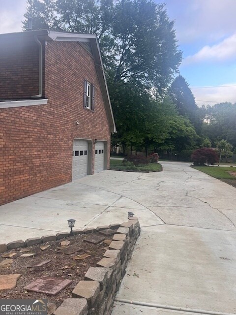 Building Photo - 871 Cedar Trce SW