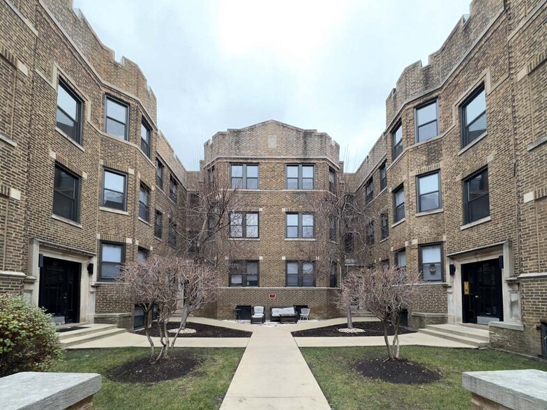 Primary Photo - 633 W Cornelia Ave