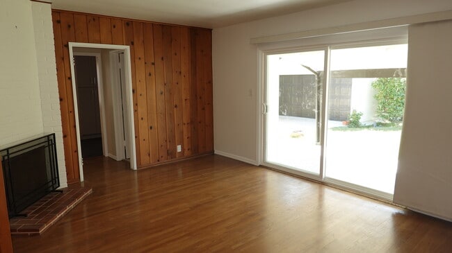 Family Room - 4715 Allott Ave