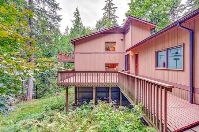 Building Photo - Great Home Tucked Away in Mirrormont on Tiger Mountain