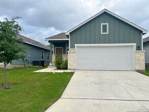 Building Photo - 3/2 Single Story Conveniently Located to B...