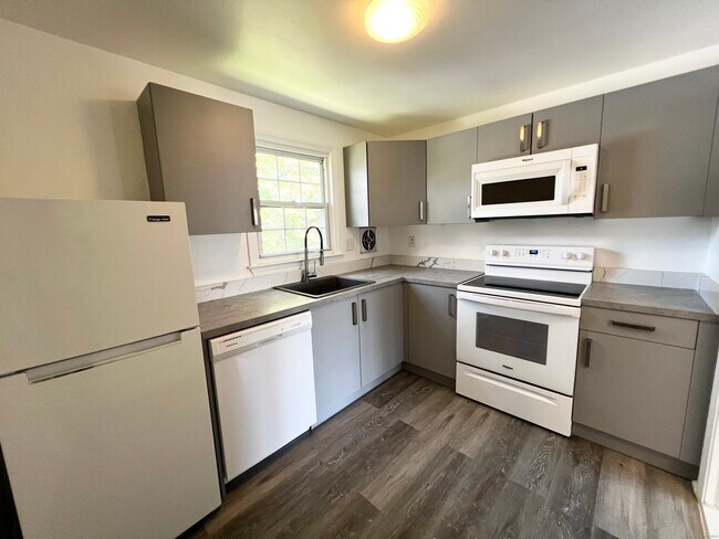 Building Photo - 9 Grandview Dr