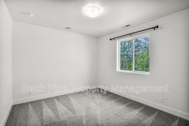 Building Photo - 2167 Klemmer Ave N