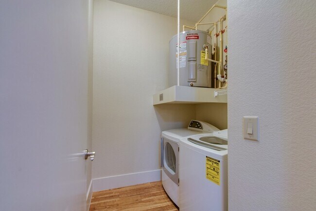 Building Photo - Green Hills/Belmont 2-Bed/2-Bath w/ Garage!