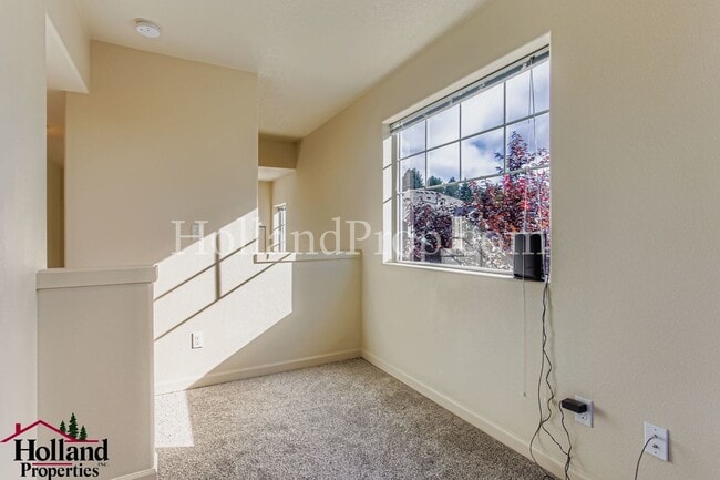 Building Photo - Lovely 3-Level Townhouse in great Hillsbor...