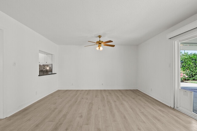 Building Photo - 2248 Drayton Ave