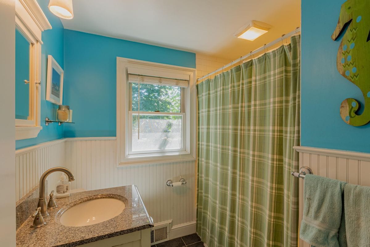 Building Photo - 18 Baker