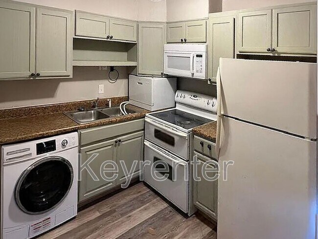 Building Photo - 2718 Painter Ave SW