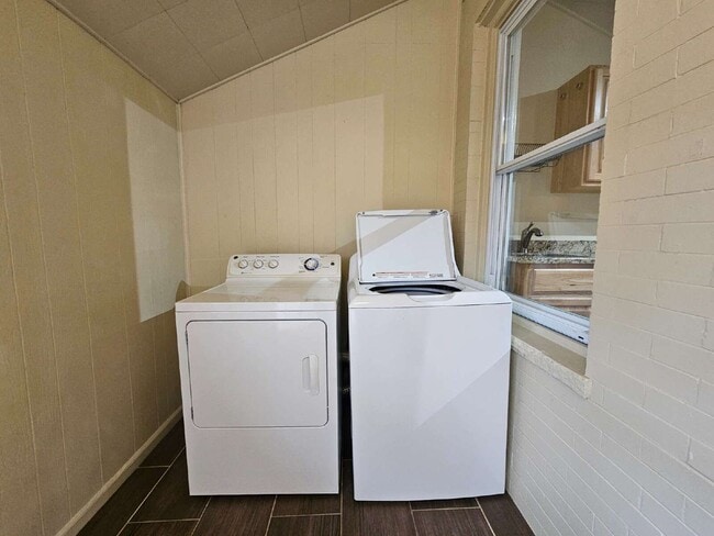 Building Photo - 719 W 1st Ave