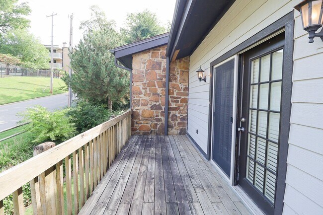 Building Photo - $1,655 / 2 Bed / 2 Bath / 1,150 sqft REMOD...