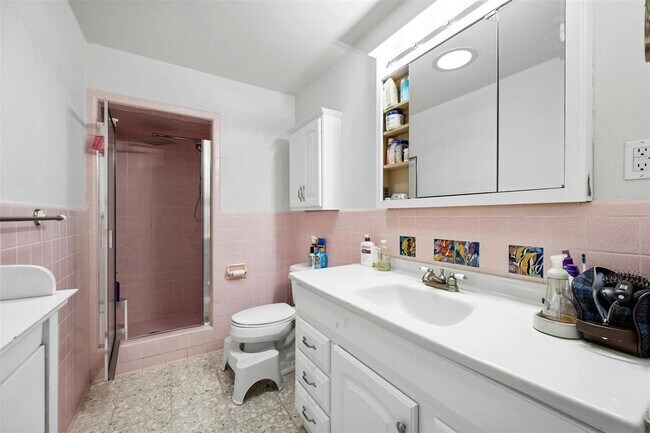 Building Photo - 8517 Grandview Dr