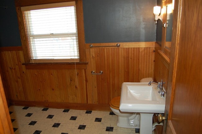 Building Photo - Classic charm in Near South!