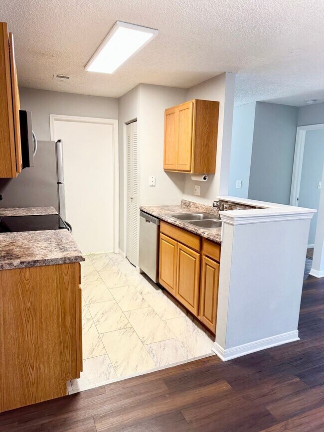 Building Photo - Beautiful 2 bedroom/2 bathroom corner condo in gated Regency Park!