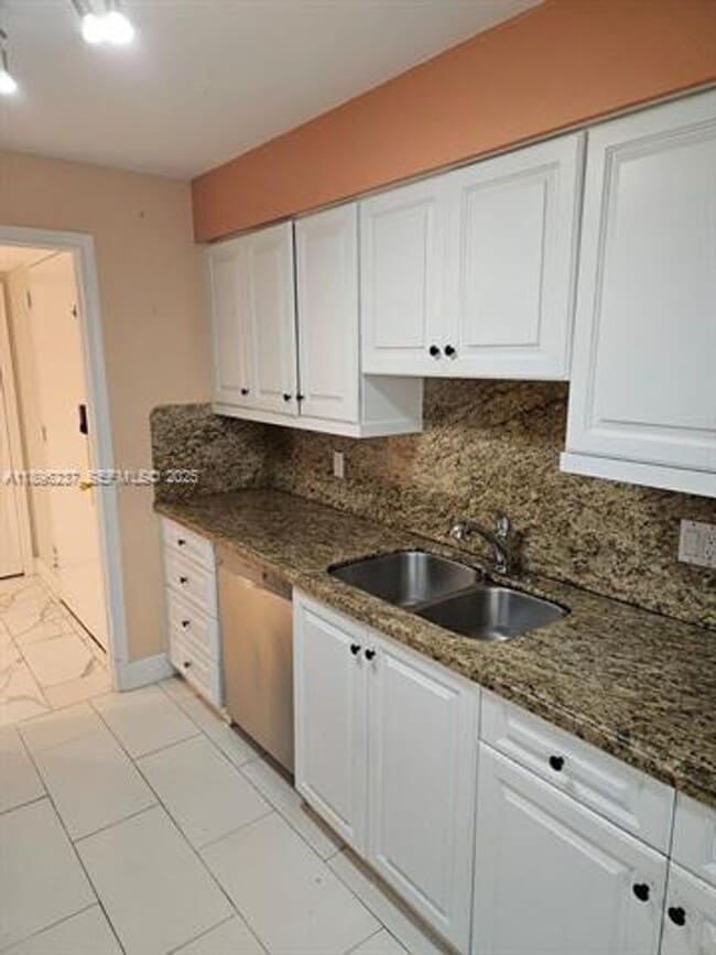 Building Photo - 1800 NE 114th St