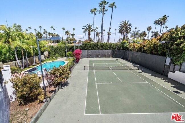 Building Photo - 910 N Crescent Dr