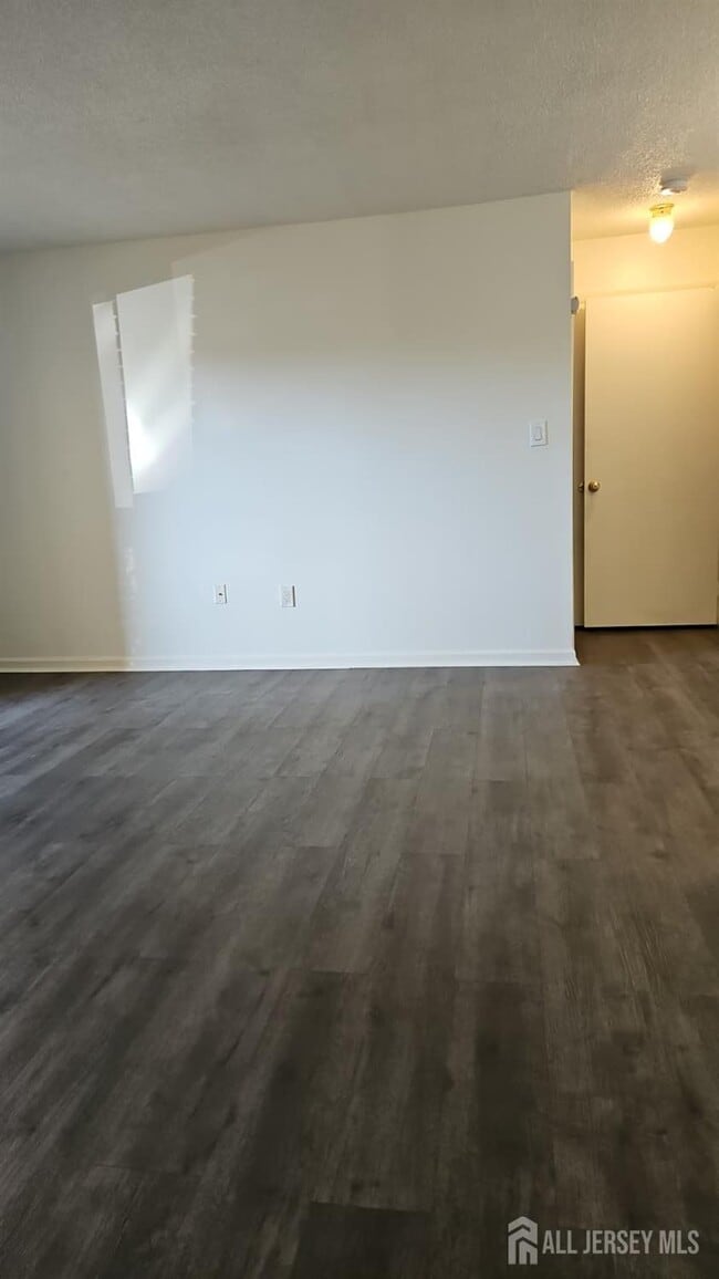 Building Photo - 909 Ravens Crest Dr