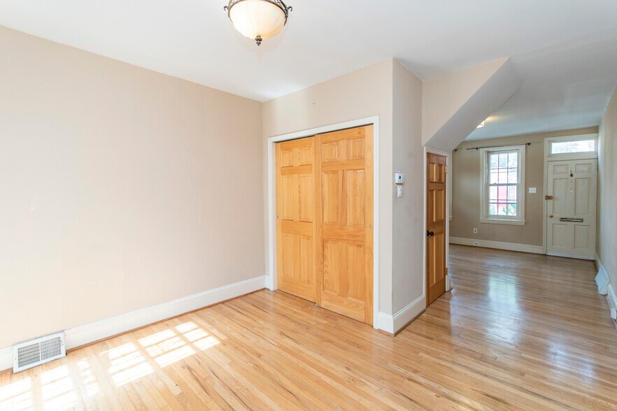 Building Photo - 527 S Lecount St