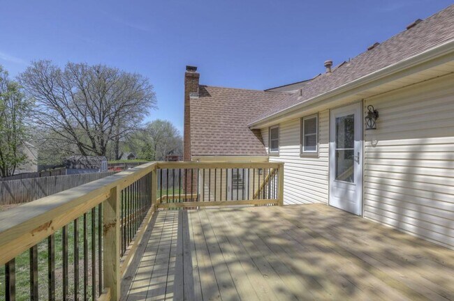 Building Photo - 1008 NW Roanoke Dr