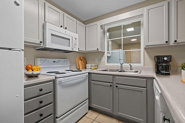 Building Photo - ??You had me at walk-in closet?? 1st Floor Immaculate 1 bedroom for rent in Sunny Myrtle Beach SC!