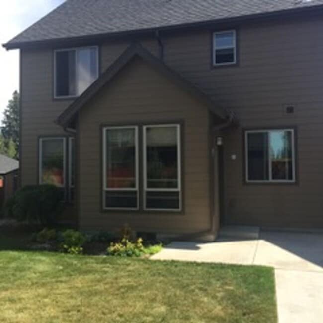 Building Photo - Charming 3 Bedroom Home in SE Bend with Spacious Backyard!