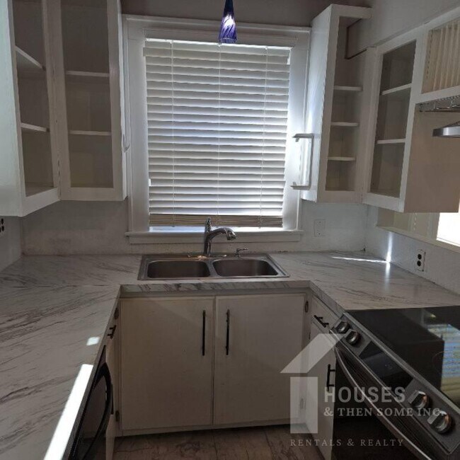 Building Photo - 106 E Wilburn Ave