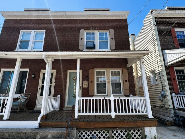 Building Photo - Beautiful 2 Bedroom Semi-Detached Home in Lancaster!
