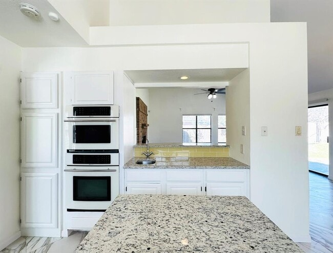 Building Photo - 306 Applewood Dr