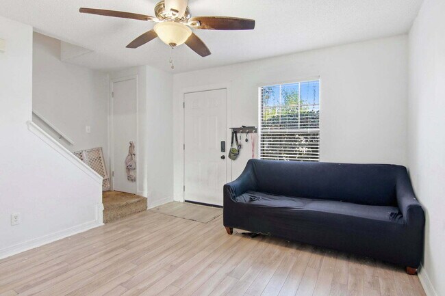 Building Photo - "Charming 2-Bed Townhouse Retreat in Fort Walton Beach – Perfect Comfort in 967 Sq Ft!"