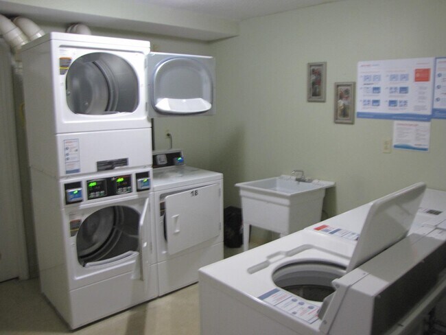 Building Photo - 1301 Bodwell Rd