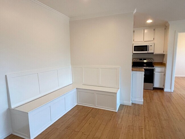 Building Photo - Bright and Spacious Quiet Corner 2 Bed/ 2 Bath with Private Balcony, Views, In Unit Laundry and P...