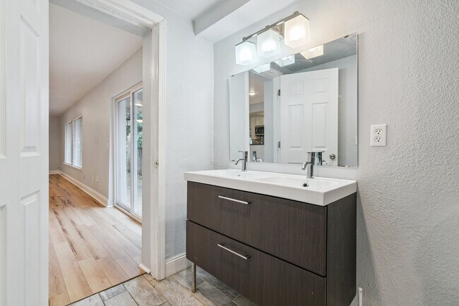 Building Photo - For Rent: Spacious 3-Bedroom, 2-Bath Home